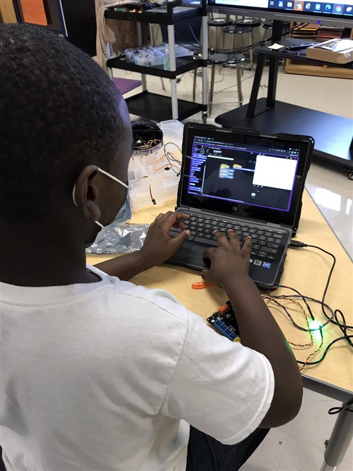 4th grade students learn coding using Hummingbird Robot Outputs